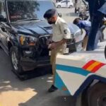 scorpio-car-of-sarthana-police-station-psi-detained-by-traffic-police-01.jpg