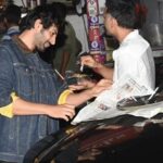 Kartik-aaryan-eating-a-Street-Food-.jpg
